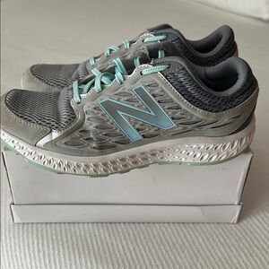 New Balance 9.5 Women's Gray Running Shoes